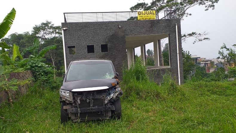 Heboh Mobil Alphard Misterius di Lahan Kosong Bandung, Bagian Depan Rusak