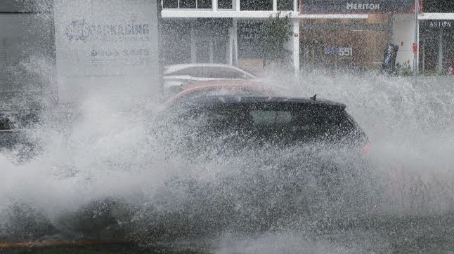 Mobil Terpaksa Terjang Banjir, Ini Harus Diperhatikan agar Tidak Terjadi Water Hammer