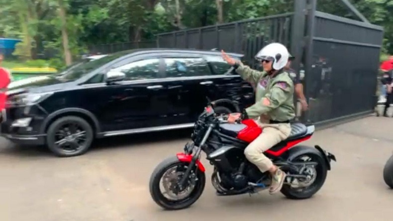 Ganjar Tiba di GBK Naik Motor Sport, Disambut Meriah Pendukung