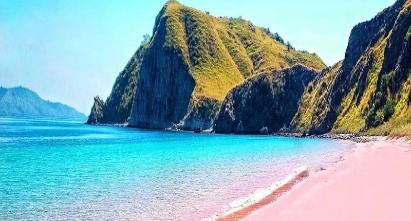 Viral, Pink Beach Masuk Daftar Pantai Terindah di Dunia, Sandiaga Uno: Emang Sekeren Itu!