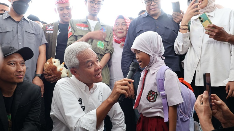 Momen Tak Terlupakan Siswi SD Almira dan Ibunya, Foto Bareng Ganjar dan Dapat Hadiah