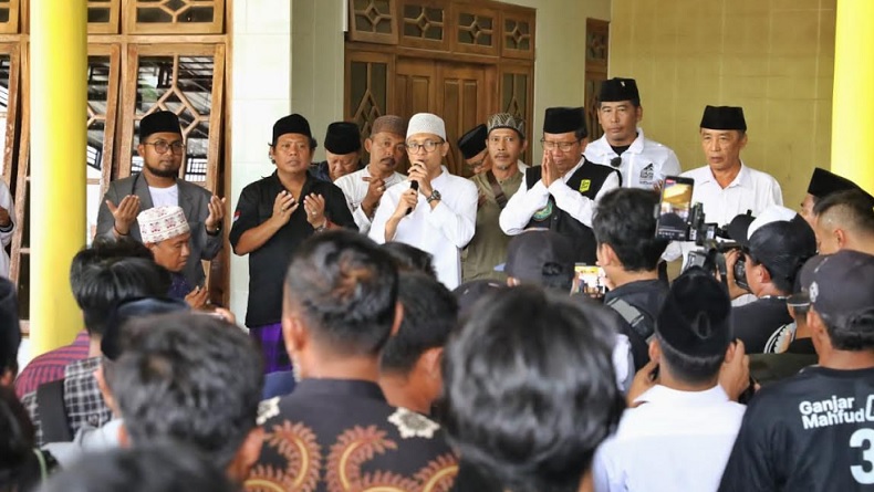 Tiba di Ponpes Sirrul Cholil Bangkalan, Mahfud MD Disambut Selawat Badar Ratusan Santri