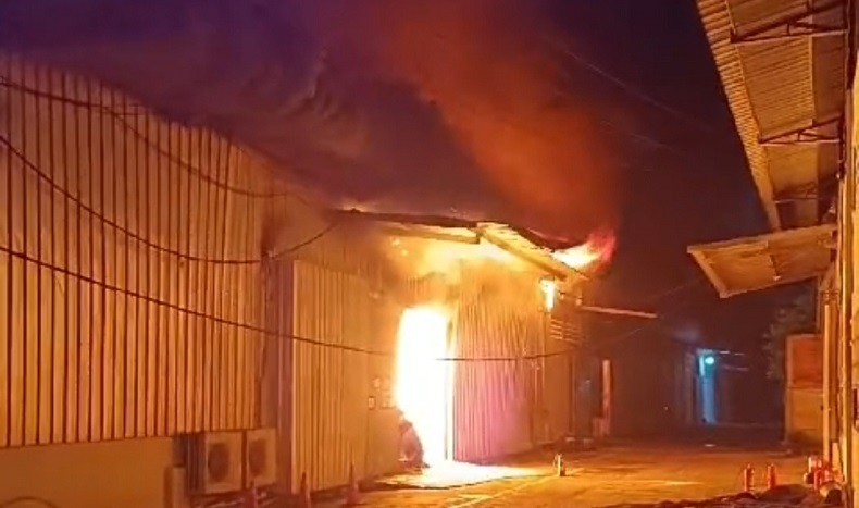Jelang Tengah Malam, Pabrik di Babakan Madang Bogor Terbakar 