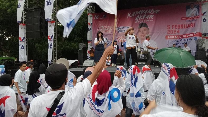 Warga Bekasi Hujan-hujanan Hadiri Bazar Murah Partai Perindo, Vicky Prasetyo: Kesetiaan