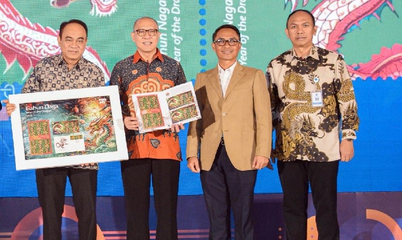 Ketua Umum PITI Serian Wijatno Penerima Pertama Prangko Shio Naga dari Menkominfo