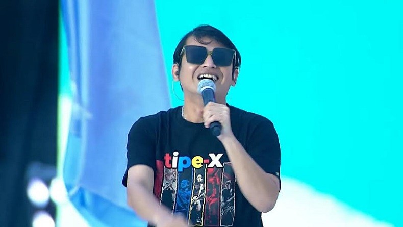Tutup Hajatan Rakyat Banyuwangi, Tipe-X Tampil Energik Bawakan Lagu Kamu Ngga Sendirian
