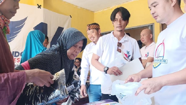 Ibu-Ibu Antre Ikut Bazar Murah Caleg Perindo Djoni Toat di Cibiru Bandung