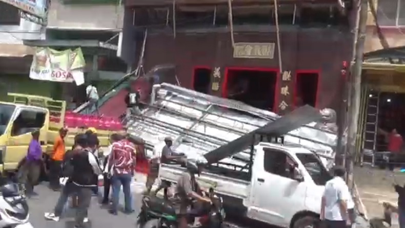 Kanopi Kelenteng Kwang Kong di Wajo Roboh, 2 Pekerja Terjatuh Dilarikan ke RS