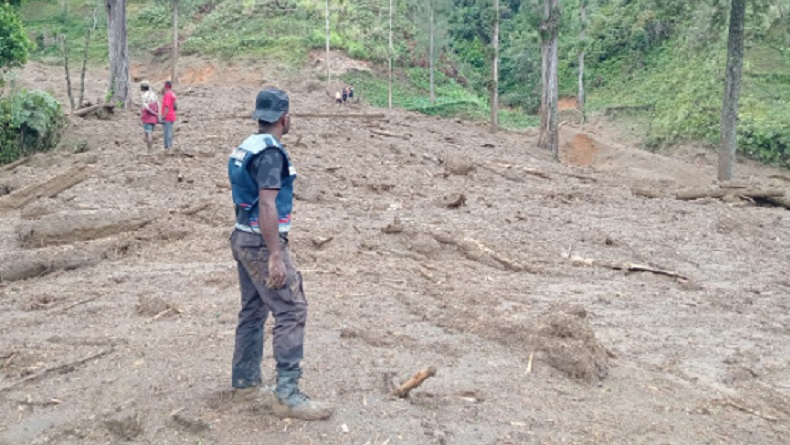 Longsor di Sugapa, 4 Orang Hilang Tertimbun