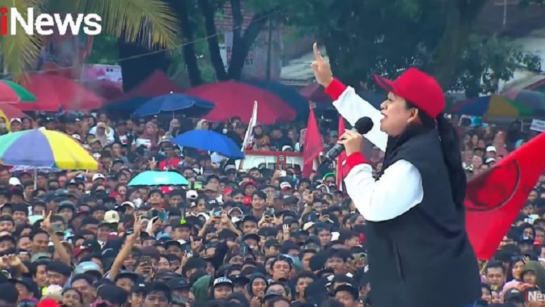 Orasi Puan di Hajatan Rakyat Banyuwangi: Pilpres Harus Dimenangkan Rakyat Bukan Kekuasaan