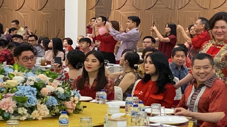 Kompak Pakai Outfit Merah, Hary Tanoesoedibjo Dinner Bareng Keluarga untuk Rayakan Imlek