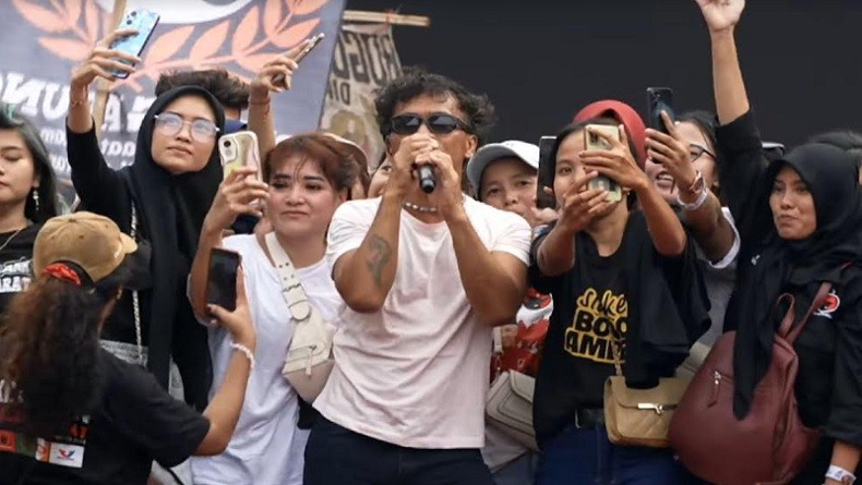 Slank Tampil Memukau di Hajatan Rakyat Cibinong, Penonton Kompak Bernyanyi