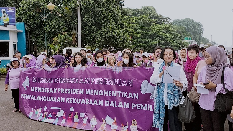Massa Perempuan Desak Presiden Jokowi Hentikan Penyalahgunaan Kekuasaan dalam Pemilu