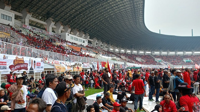 Teriakan Ganjar-Mahfud Menang Bergemuruh di Stadion Pakansari Bogor