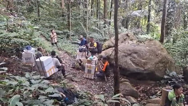 Perjuangan Polisi Kawal Logistik Pemilu di Pedalaman Banggai, 3 Hari Jalan Kaki Susuri Hutan