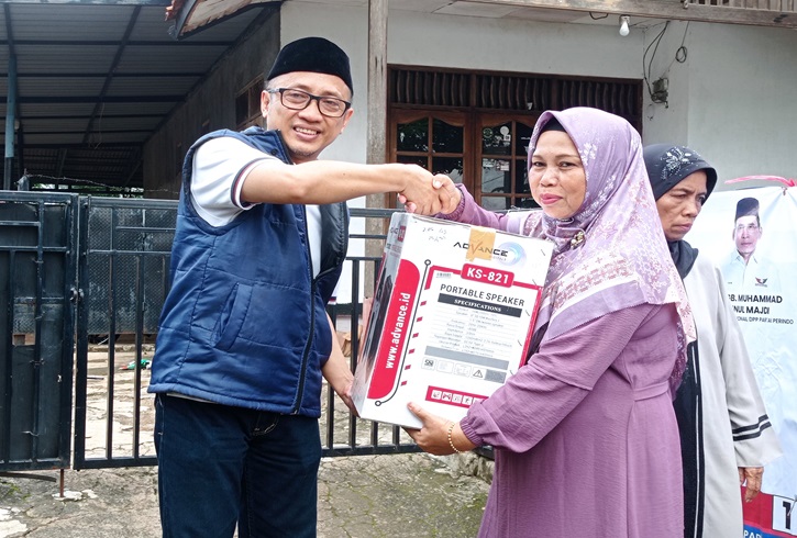 Caleg Perindo Wahyu Nur Iman Beri Speaker Wireless untuk Majelis Taklim di Bambu Apus