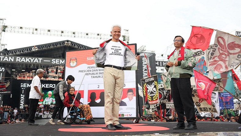 Ganjar Bangkitkan Dono Warkop DKI dengan Kaos Clean Government di Simpang Lima Semarang 
