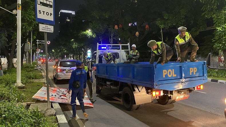 Masa Tenang, Petugas Gabungan Turunkan Alat Peraga Kampanye di Jakarta