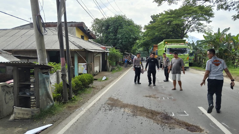 Tersenggol saat Nyalip, Pemotor Tewas Terlindas Truk di Cariu Bogor