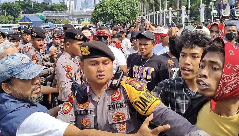 Demo Ricuh, Massa Pro dan Kontra Pemakzulan Jokowi Bentrok di Depan Gedung DPR