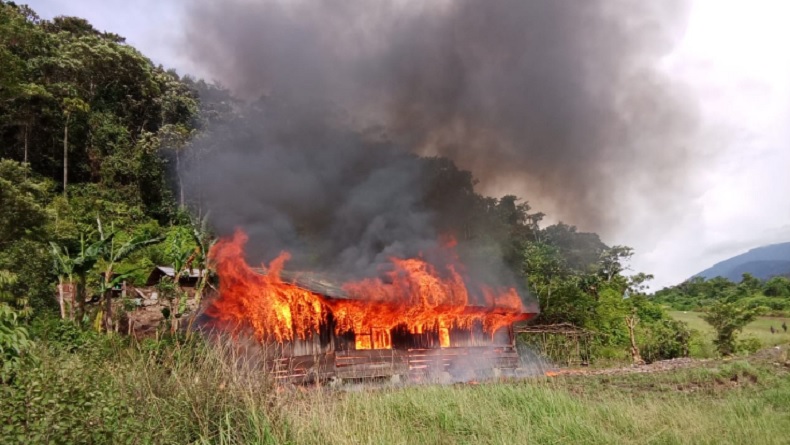 Kantor Distrik Bayabiru Hangus Dibakar Massa