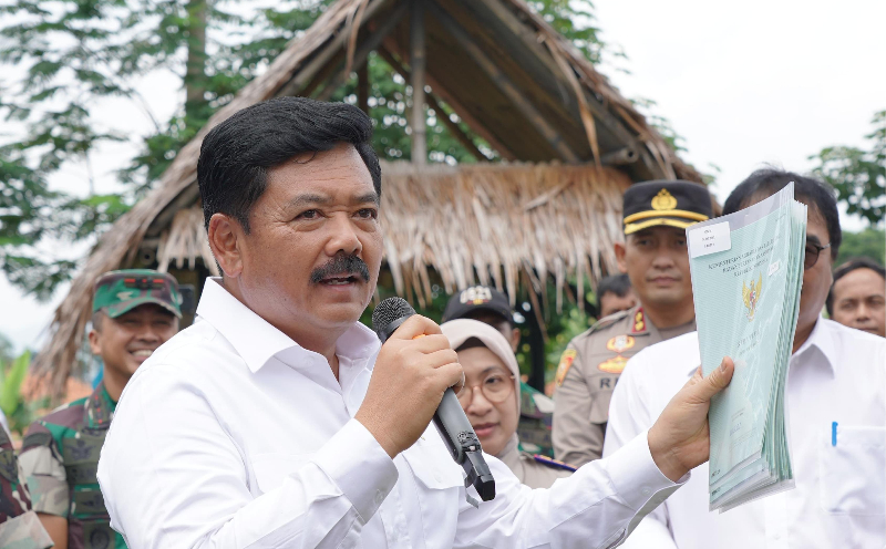 Serahkan Sertifikat Tanah ke Masyarakat, Menteri ATR/BPN Ungkap Manfaatnya