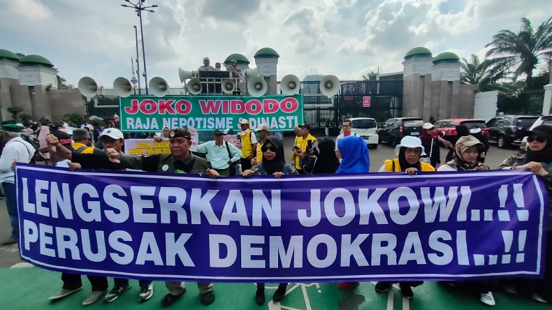 Massa Petisi 100 Aksi Tuntut DPR Segera Proses Pemakzulan Jokowi