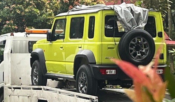Suzuki Jimny 5 Pintu Tertangkap Kamera sedang Ditowing Truk, Bakal Meluncur di IIMS 2024?