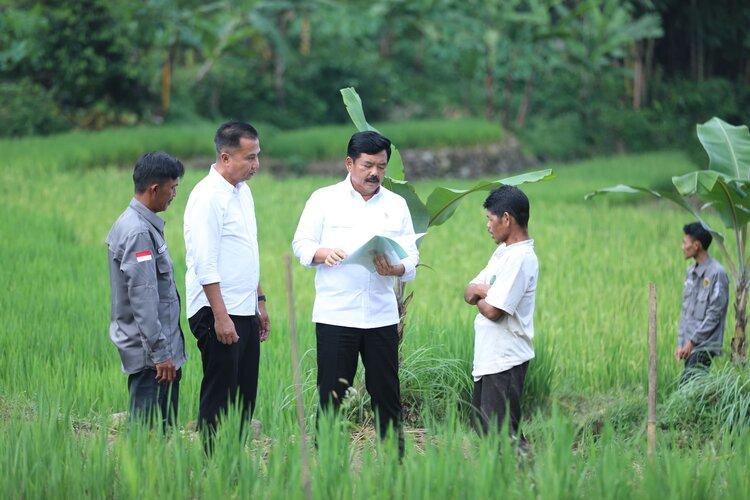 Menteri ATR/BPN Serahkan Sertifikat PTSL di Desa Gunung Bunder 2