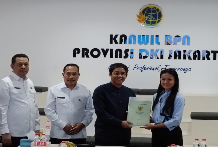Kementerian ATR/BPN Serahkan 4 Sertifikat Tanah Milik Keluarga Nirina Zubir