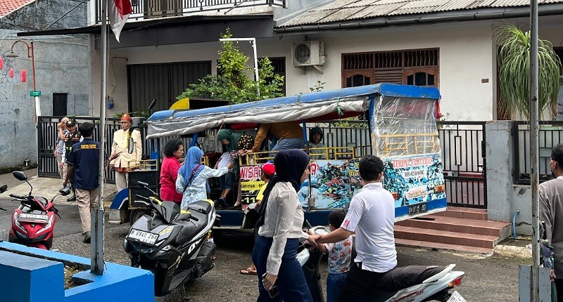 Kocak, Pemilih di TPS Ini Dijemput Odong-Odong untuk Nyoblos, Warga Senang!