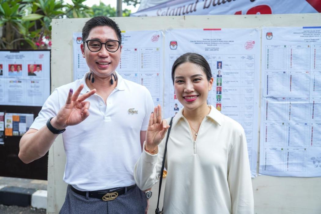 Angela Tanoesoedibjo Pilih OOTD Serba Putih saat Nyoblos di Menteng