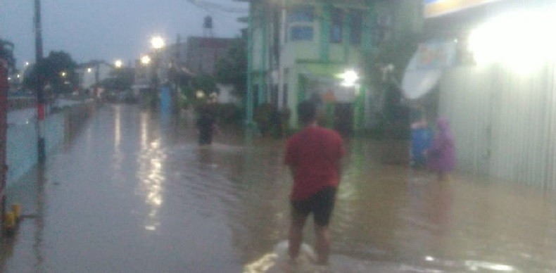 Banjir Rendam Pondok Aren Tangsel, BPBD Siapkan Tenda dan Perahu Karet