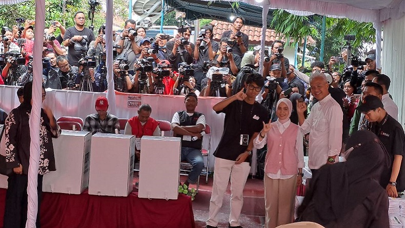 Ganjar, Atikoh dan Alam Nyoblos di TPS 11 Lempongsari, Ditemani Hendrar Prihadi