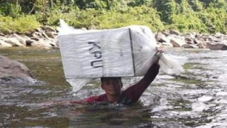 Pilu, Petugas PPK Kecamatan Syiah Utama Gugur saat Arungi Sungai Salurkan Logistik Pemilu 
