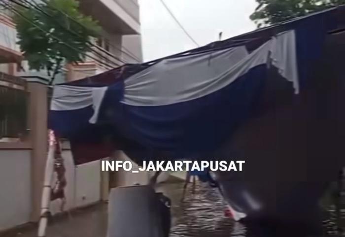 TPS 068 di Kemayoran Ambruk gegara Diguyur Hujan dan Kebanjiran