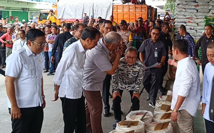 Ada Kelangkaan Beras, Jokowi Langsung Cek Pasar Induk Beras Cipinang 