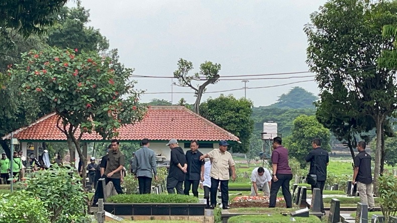 Unggul di Quick Count, Prabowo Ziarah ke Makam Ibunda Ditemani Anaknya Didit