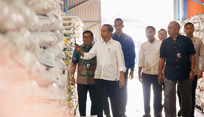 Presiden Jokowi Cek Stok Beras di Cibitung dan Bagikan Bansos