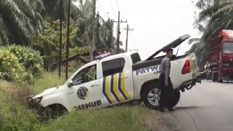 Kecelakaan di Labusel, Mobil Dishub Kawal Bupati Labuhanbatu Utara Nyungsep ke Parit