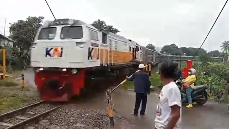 Pengendara Motor di KBB Tewas Tersambar Kereta saat Menuju Tempat Kerja