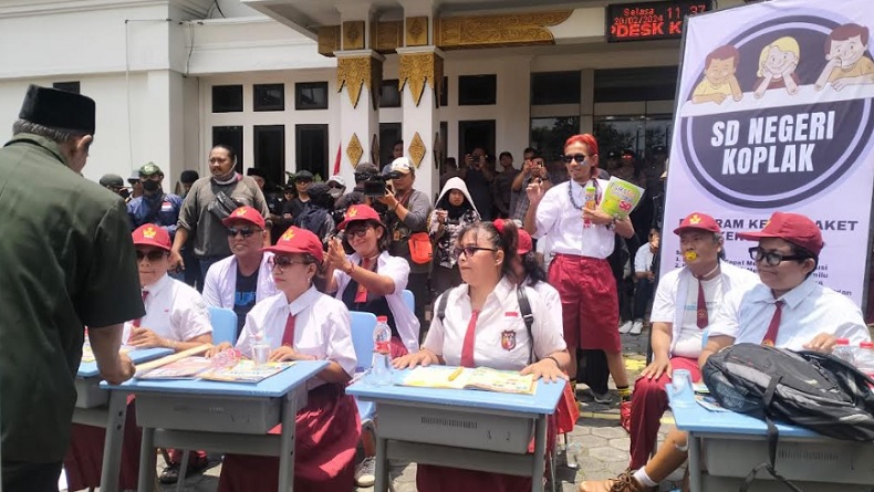 Demonstran Berseragam SD Datangi Kantor KPU DIY, Ajak Belajar Berhitung
