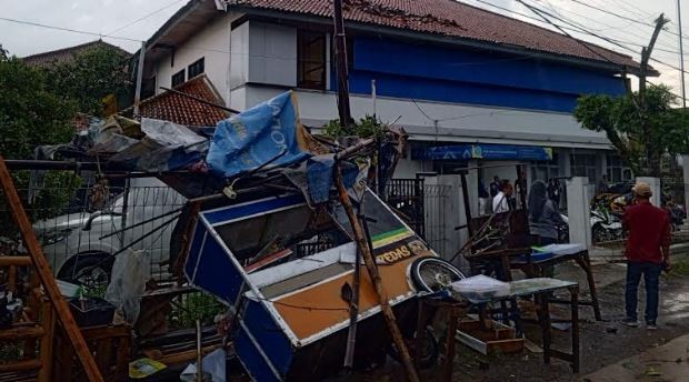 Kesaksian Warga Detik-Detik Angin Puting Beliung Terjang Cicalengka Bandung 