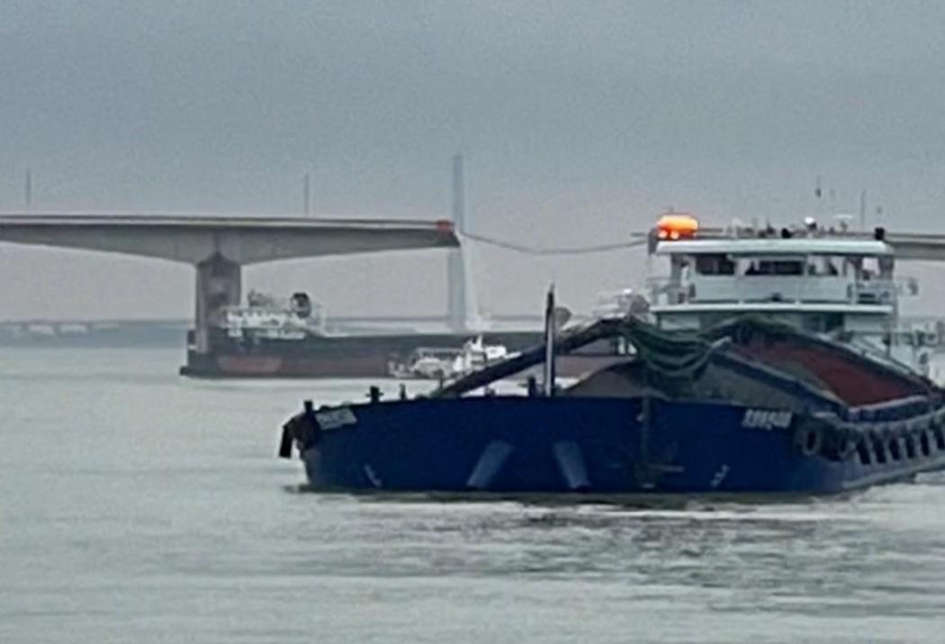 Ngeri... Kapal Tongkang Tabrak Jembatan hingga Putus di China, Bus dan Mobil Tercebur ke Air