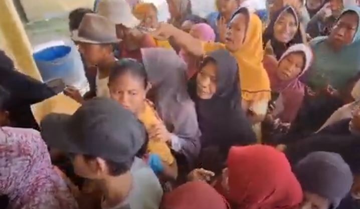 Ratusan Warga Brebes Harus Antre Berdesakan demi Beli Beras Murah