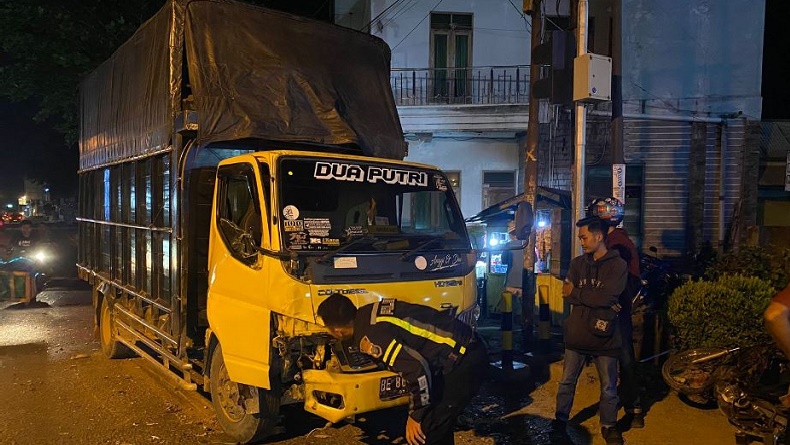 Kecelakaan Hari Ini 2 Motor Tabrakan lalu Hantam Truk di Pringsewu, 1 Tewas 3 Luka