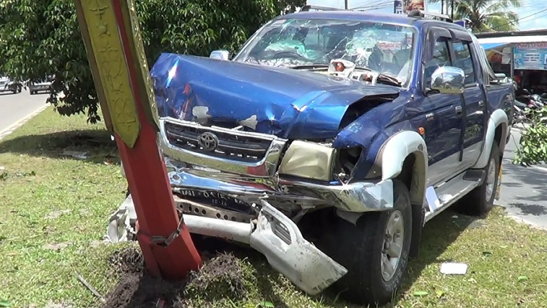 Toyota Hilux Tabrak Mobil Kijang dan Tiang Lampu Jalan di Palangka Raya, 6 Orang Terluka