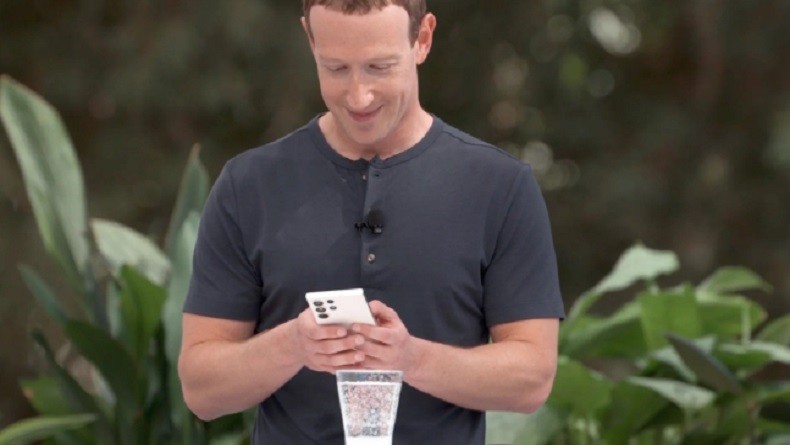 Bukan iPhone, Mark Zuckerberg Sempat Kepergok Gunakan HP Android Ini