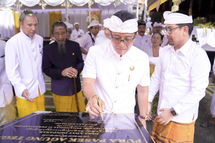 Hadiri Karya Melaspas, Bupati Badung Tanda Tangani Prasasti Pura Pasek Agung Tegal