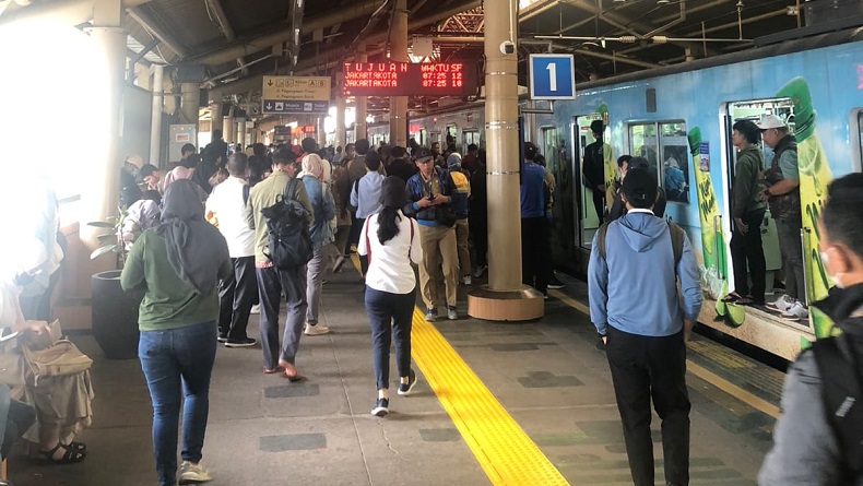 KRL Gangguan di Stasiun Cikini, Penumpang Tertahan Lama di Manggarai